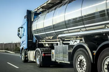 Camion citerne eau sur une autoroute