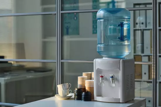 Espace pause café au bureau avec fontaine a eau