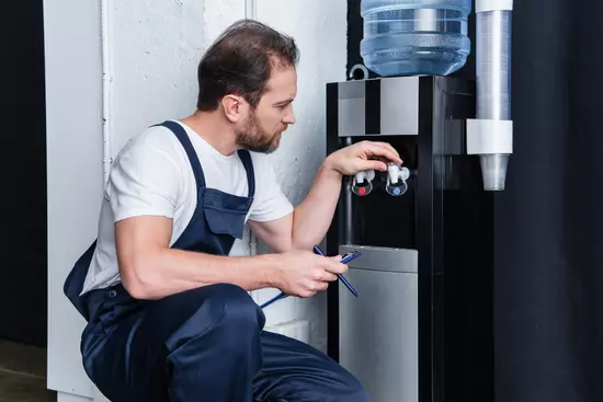 Maintenance d'une fontaine a eau par un technicien