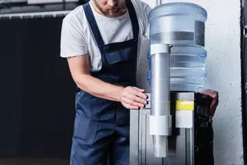 un technicien qui installe une fontaine a eau