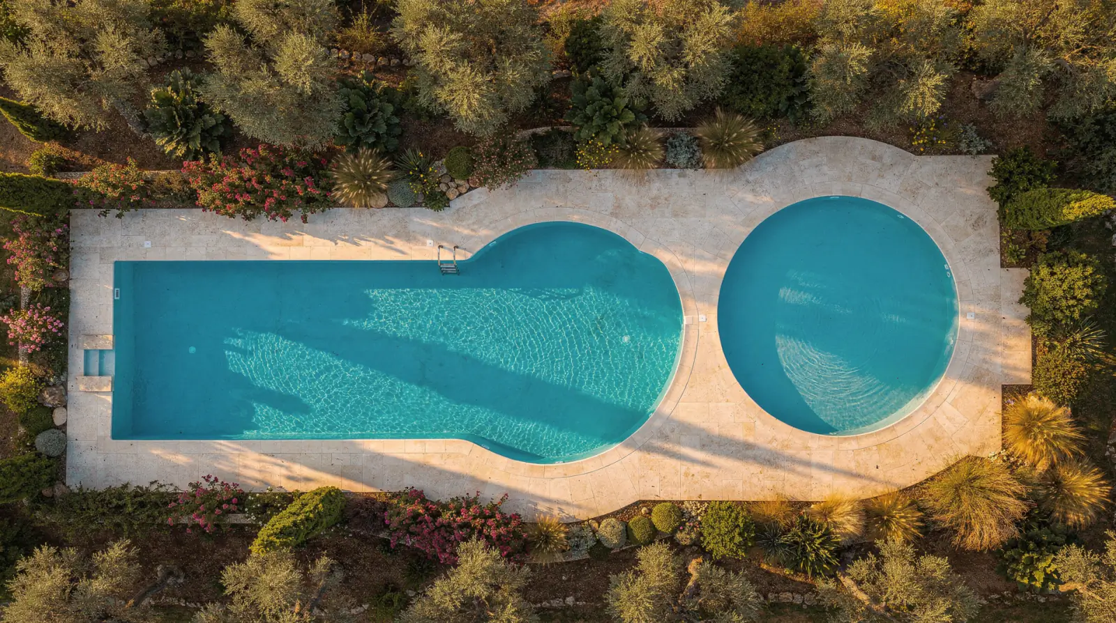 Calcul du volume d'une piscine selon sa forme avant livraison par camion-citerne